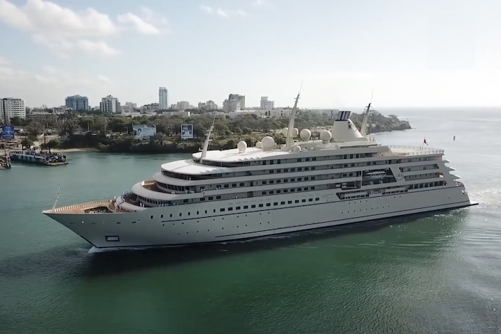 A embarcação passou por uma reforma em 2021 e conta com uma superestrutura de aço e alumínio, impulsionada por quatro motores.  