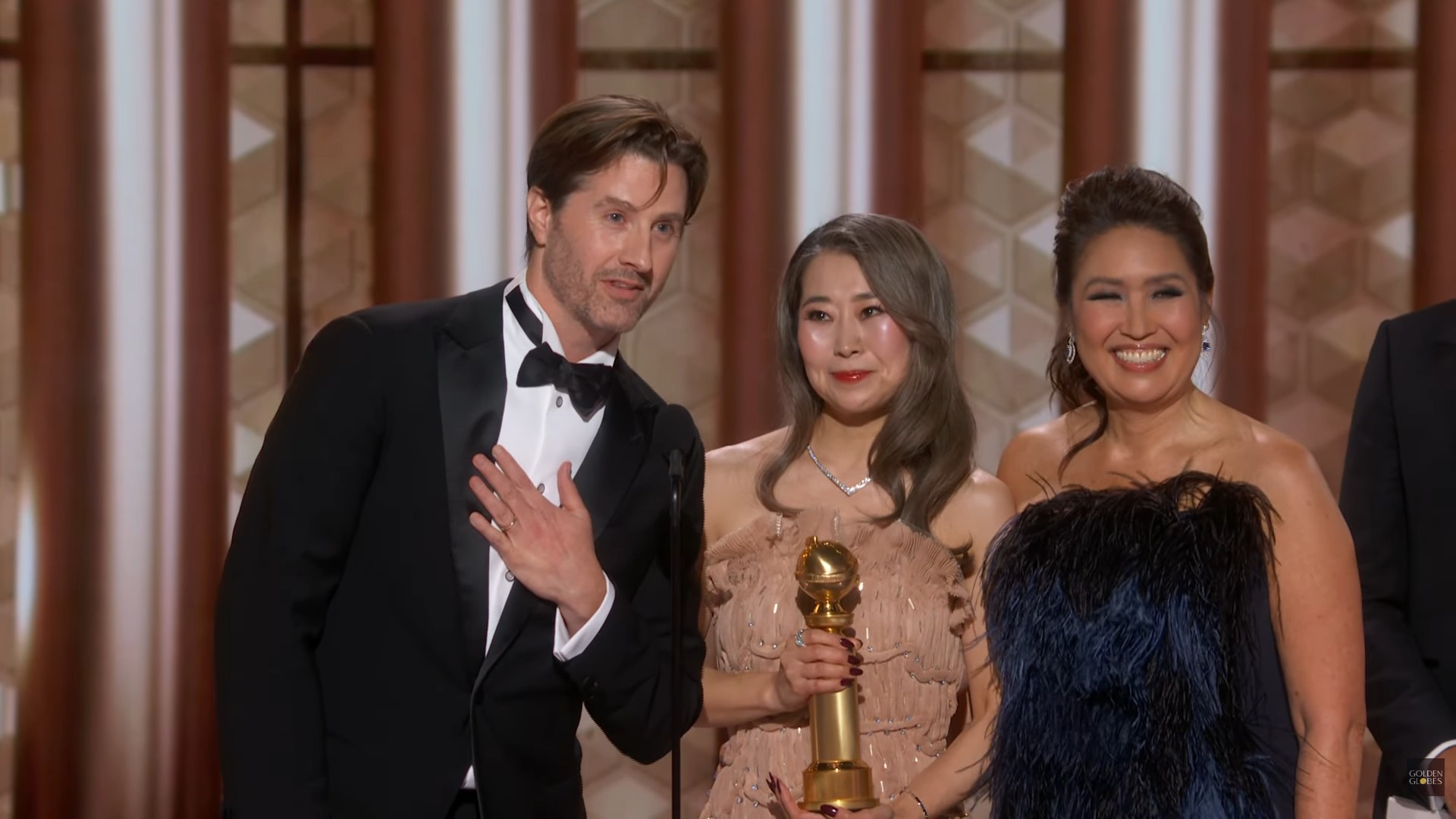 “Guerreiras do K-Pop” figurou entre os principais vencedores do Globo de Ouro 2026 ao conquistar os prêmios de Melhor Filme de Animação e Melhor Canção Original, com “Golden”. A cerimônia ocorreu em 11 de janeiro, em Los Angeles, e consolidou o destaque da produção da Netflix entre os lançamentos do ano anterior. 
