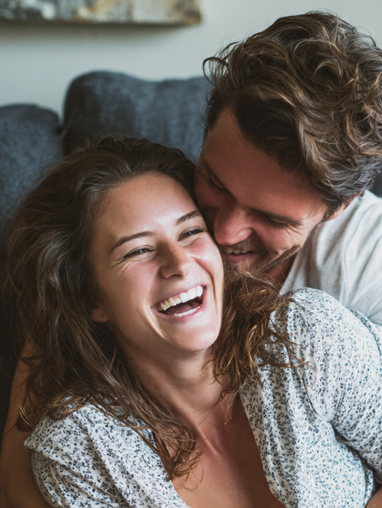 Do ponto de vista evolutivo, acredita-se que as cócegas tenham relação com mecanismos de defesa. Elas ajudariam a proteger áreas vulneráveis do corpo, estimulando reações rápidas.