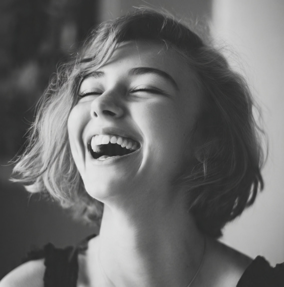 Emoções também interferem. Quando estamos tensos, ansiosos ou desconfortáveis, a reação tende a ser mais forte. Em ambientes relaxados, a sensação pode ser mais leve.