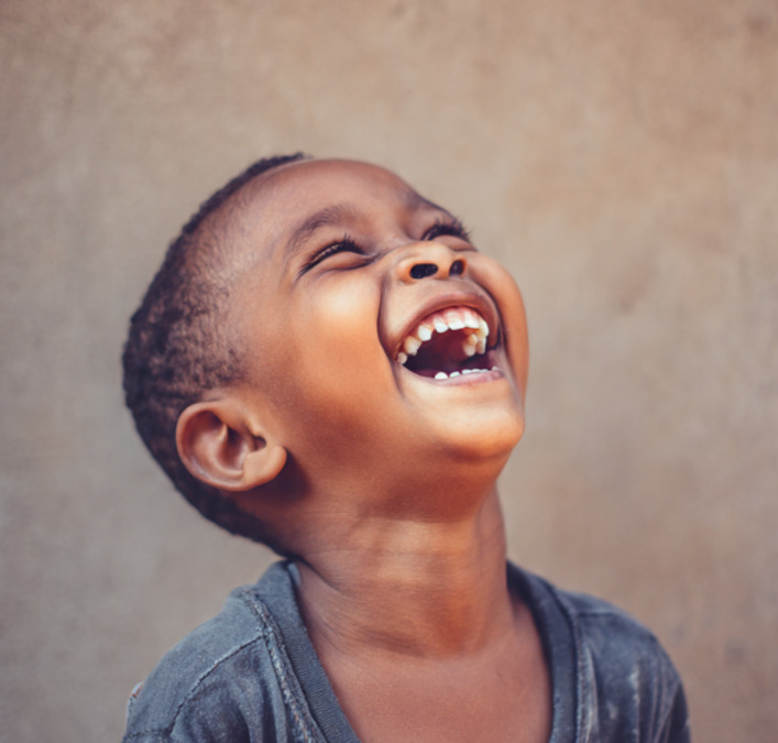 Crianças costumam reagir mais intensamente, pois o sistema nervoso ainda está em desenvolvimento. Com o tempo, muitos adultos passam a sentir menos cócegas.