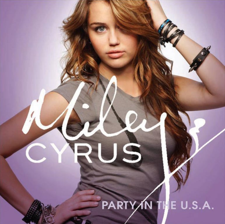 Paralelamente, Miley desenvolveu sua carreira solo. O álbum “Breakout”, de 2008, liderou as paradas pop, enquanto o EP “The Time of Our Lives”, lançado em 2009.