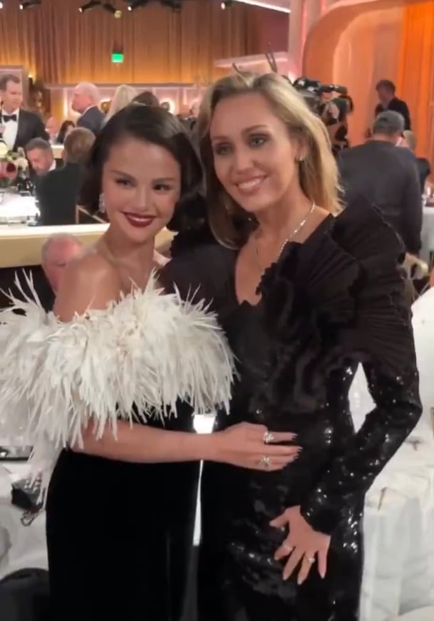 Miley Cyrus não levou o prêmio de Melhor Canção Original no Globo de Ouro 2026 pela música “Dream As One”, criada para a trilha sonora de “Avatar: Fogo e Cinzas”. Ainda assim, a cantora marcou presença na cerimônia, em 11 de janeiro, e despertou a nostalgia dos fãs ao posar para fotos ao lado de Selena Gomez, outra ex-estrela do Disney Channel.
