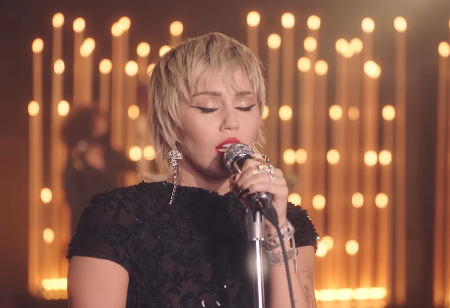 Anos depois, Miley e Liam retomaram o relacionamento e se casaram em dezembro de 2018, pouco tempo depois de perderem a casa que dividiam em Malibu, destruída nos incêndios florestais da Califórnia. O casamento, no entanto, foi breve e eles se separam em 2019, e Miley lançou “Slide Away”, música associada ao fim do relacionamento. O divórcio foi oficializado em 2020.
