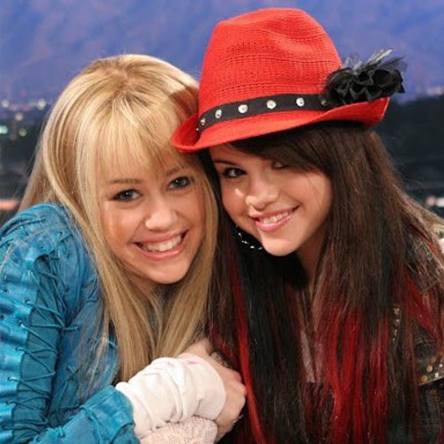 Para quem não se lembra, Miley e Selena foram nomes centrais do canal nos anos 2000 e chegaram a dividir projetos, como a música “Send It On”. Em 2026, inclusive, a série “Hannah Montana” completa 20 anos desde a estreia, e a “Disney” e a própria cantora confirmaram um especial para comemorar a marca. A seguir, descubra mais sobre a artista.
