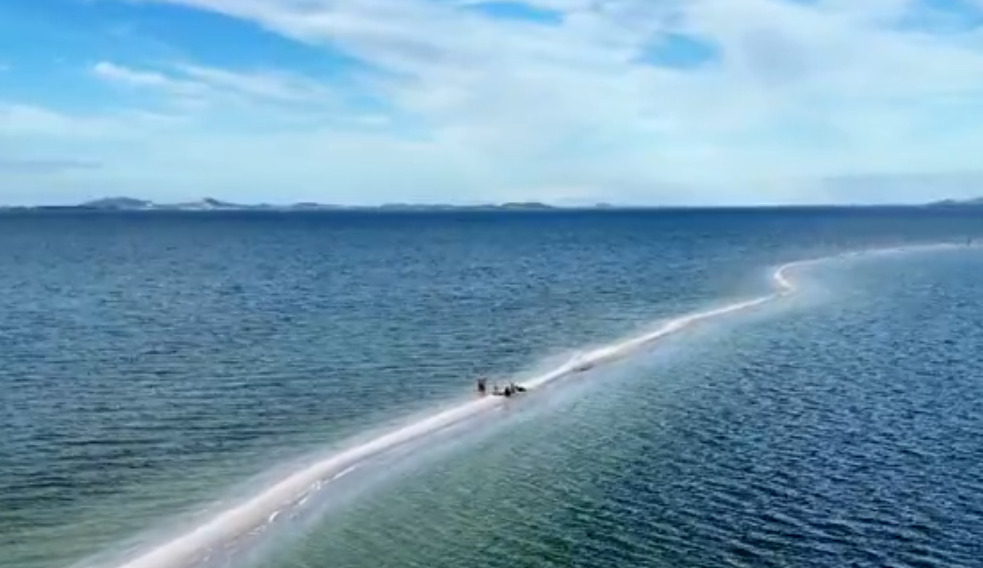 O caso aconteceu na Praia do Sudoeste, em São Pedro da Aldeia, e o menino foi localizado na madrugada seguinte em Arraial do Cabo, cerca de 12,6 km do ponto de partida.