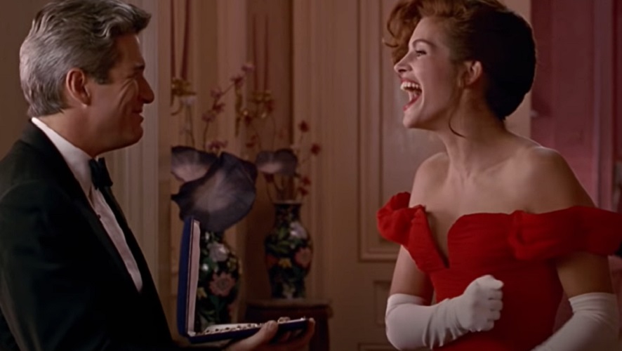 A química entre Gere e Roberts fez do filme um dos maiores clássicos românticos do cinema e ajudou a catapultar ambos ao estrelato mundial.