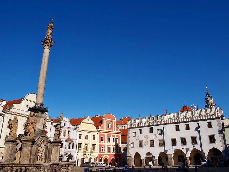 A Praça da Cidade Velha, ou Náměstí Svornosti, é o coração de Český Krumlov. Ela concentra cafés, lojas de artesanato, prédios renascentistas e construções históricas que abrigam pequenos museus.