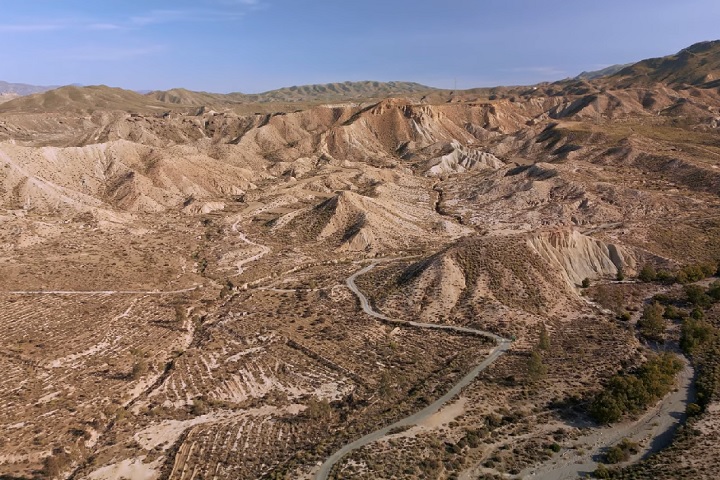 Muitos deles foram gravados no Deserto de Tabernas, que ainda hoje abriga cenários e parques temáticos dedicados ao cinema.