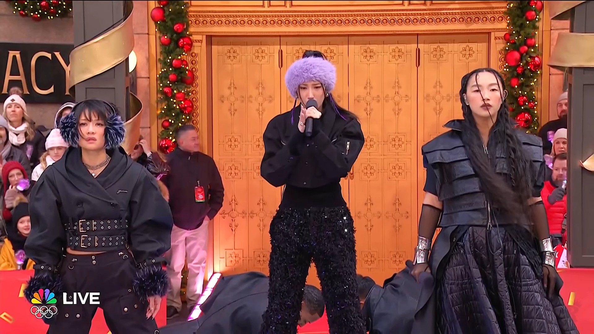 Apesar disso, o sucesso do filme e da música, que alcançou o primeiro lugar na Billboard Hot 100, levou EJAE a interpretar “Golden” ao vivo em diversas ocasiões, incluindo o programa “The Tonight Show Starring Jimmy Fallon”.
