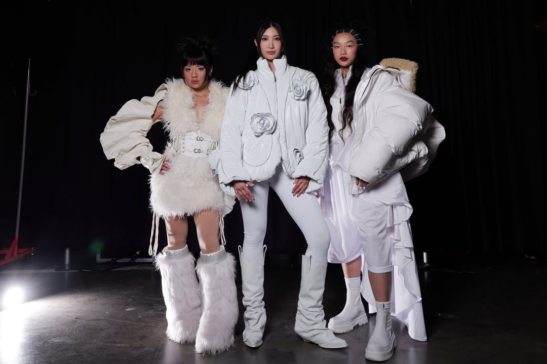 As vozes cantadas das protagonistas ficam a cargo de EJAE, Audrey Nuna e Rei Ami, responsáveis pelas interpretações musicais de Rumi, Mira e Zoey. Já os diálogos das personagens são dublados por Arden Cho, May Hong e Ji-young Yoo.
