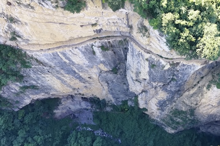 Uma estrada de tábuas escavada diretamente na parede de um penhasco com cerca de 200 metros de altura é conhecida por impressionar internautas nas redes sociais. 