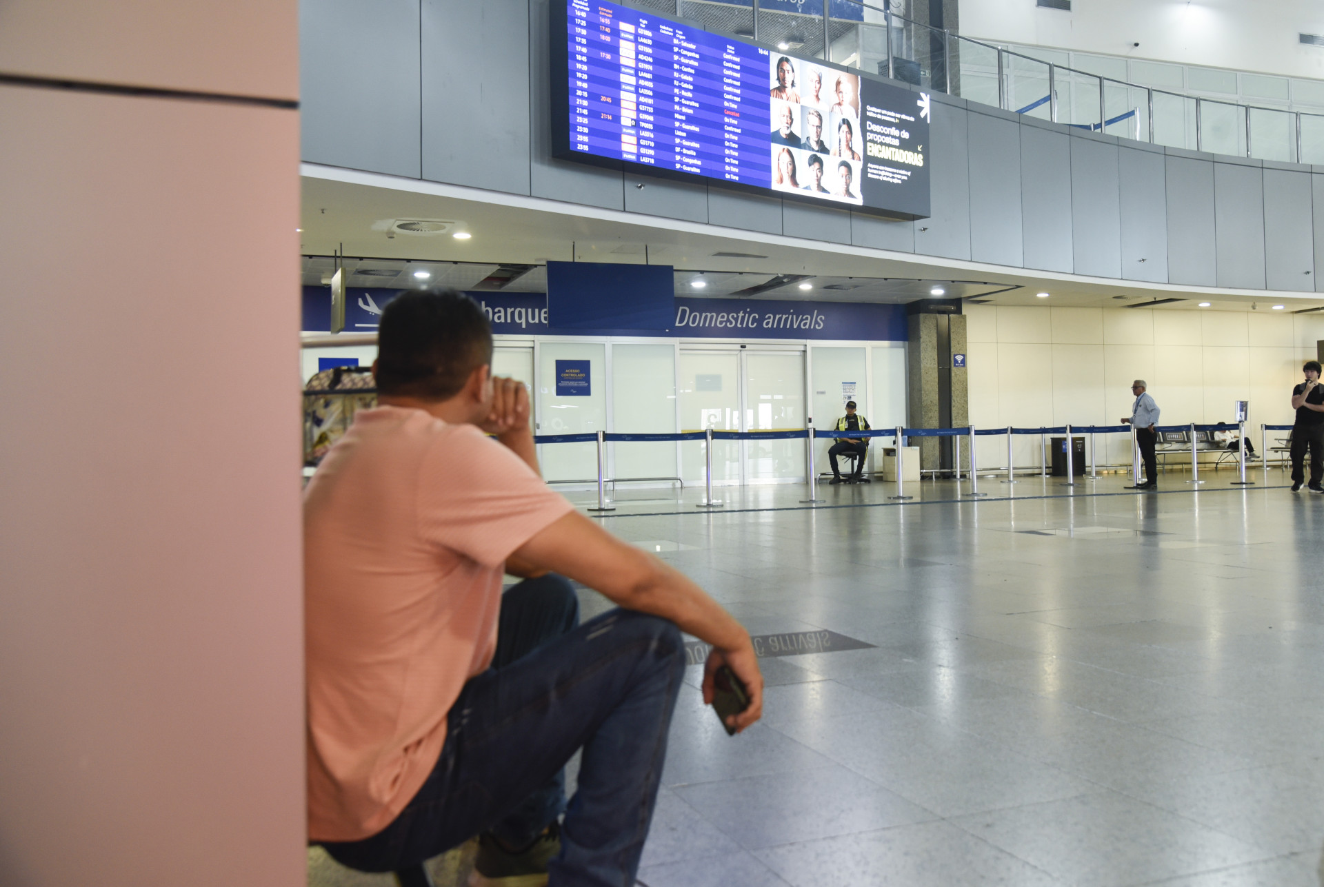 ￼CADEIRAS foram retiradas da área de desembarque (Foto: Nayana Melo/Especial para O Povo)