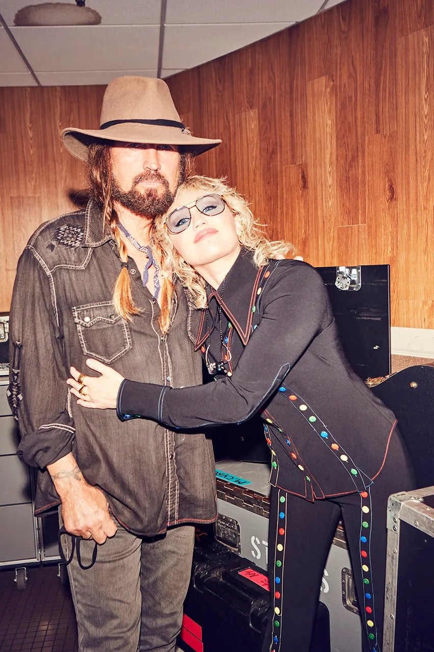 Em 2025, os dois iniciaram um processo de reaproximação. Miley escreveu a canção “Secrets”, dedicada ao pai como gesto de afeto, maturidade e reconhecimento de seu legado. Já na casa dos trinta anos, a cantora afirmou ter passado a priorizar a família acima de tudo, destacando que o tempo e o diálogo foram fundamentais para a cura das feridas.
