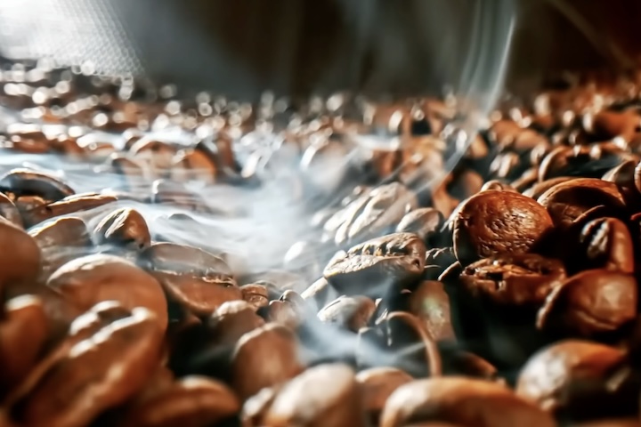 O processo agrícola envolve germinação, crescimento das mudas, plantio em regiões de clima adequado, floração, frutificação e colheita, que pode ser manual ou mecanizada.