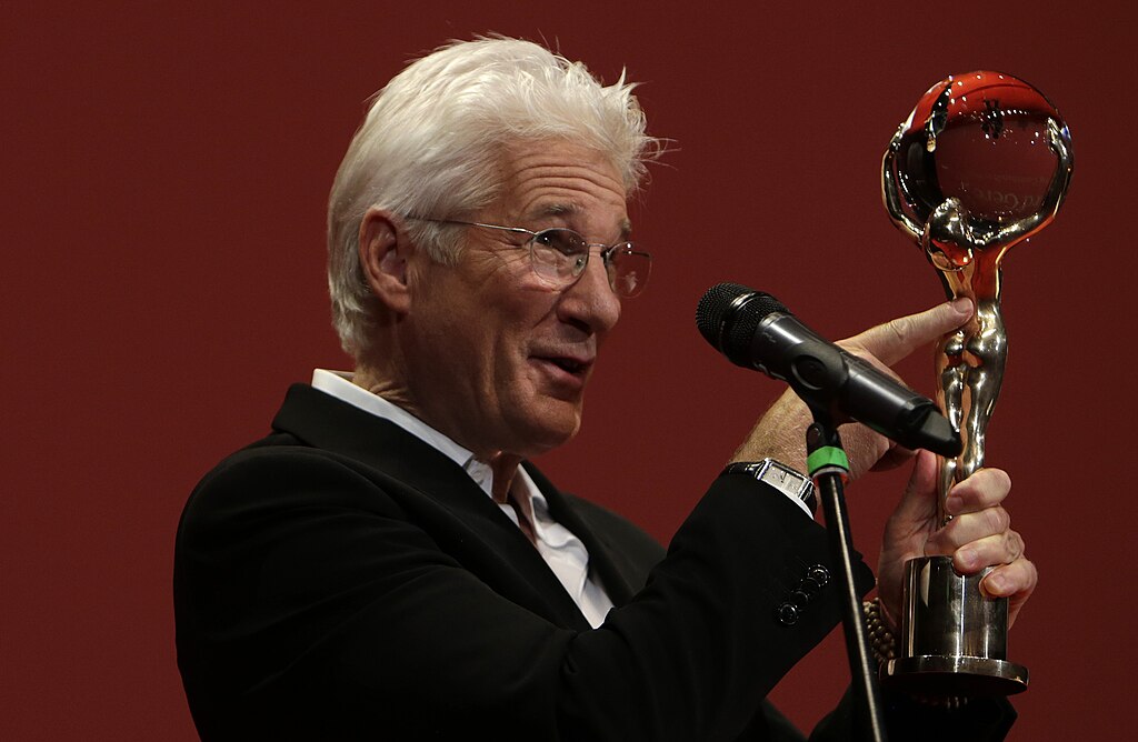 Depois, Gere estrelou filmes como Noiva em Fuga (1999) e Chicago (2002), pelo qual ganhou o Globo de Ouro de Melhor Ator em Musical ou Comédia.