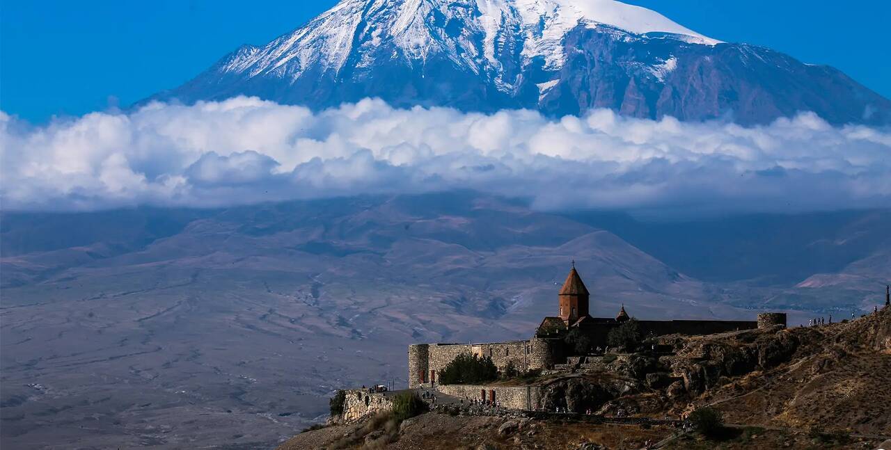 A Armênia tem o privilégio de contemplar o Monte Ararat, considerado símbolo nacional, mesmo estando localizado em território turco.
A montanha domina o horizonte da capital Yerevan e carrega profundo valor histórico, cultural e espiritual para os armênios.