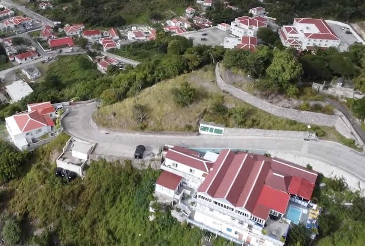 Todo o trabalho foi feito sem máquinas, utilizando apenas ferramentas simples e força humana para remover os degraus e cimentar encostas.