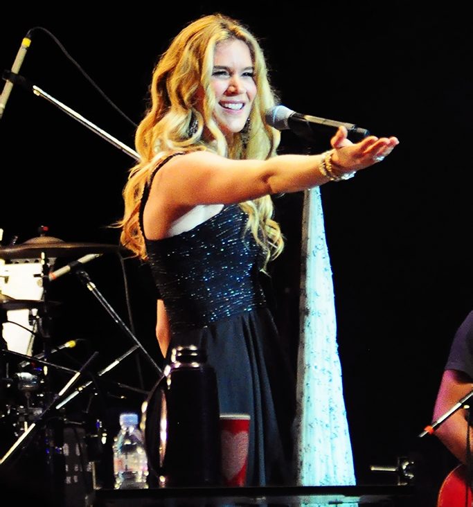 O álbum, que conta com covers de clássicos do soul, recebeu aclamação da crítica e imediatamente a posicionou como uma das grandes revelações da música.