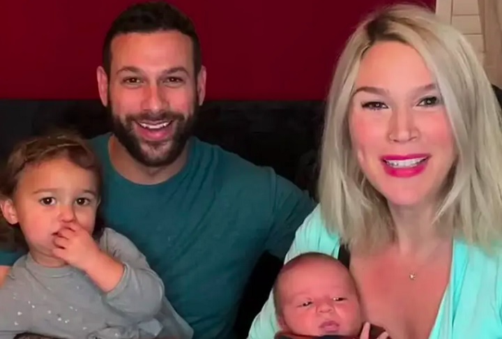 A cantora mantém uma forte presença nas redes sociais, onde interage com seus fãs e compartilha detalhes de sua vida e carreira. Em 2023, Stone se casou em segredo com seu namorado, Cody DaLuz. O casal tem dois filhos juntos: Violet e Shackleton.