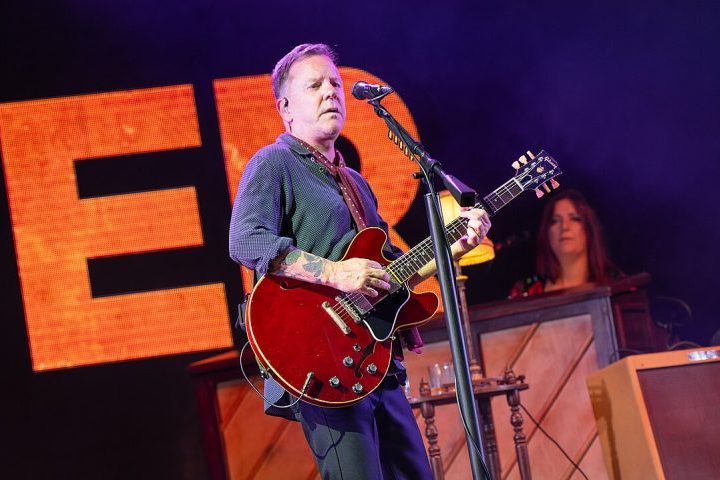 Além da atuação, Sutherland também se dedica à música. Ele é vocalista da Kiefer Sutherland Band e já chegou a lançar três álbuns.