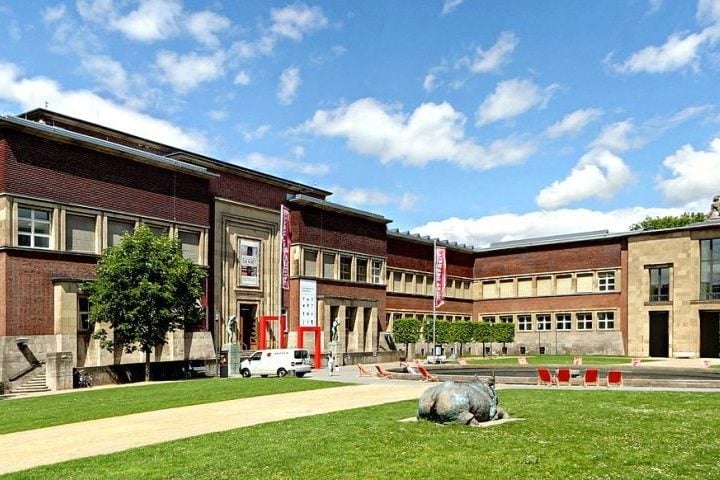 O comportamento de um guia do Museu Kunstpalast, na cidade alemã de Düsseldorf, vem despertando a curiosidade de turistas e visitantes. 