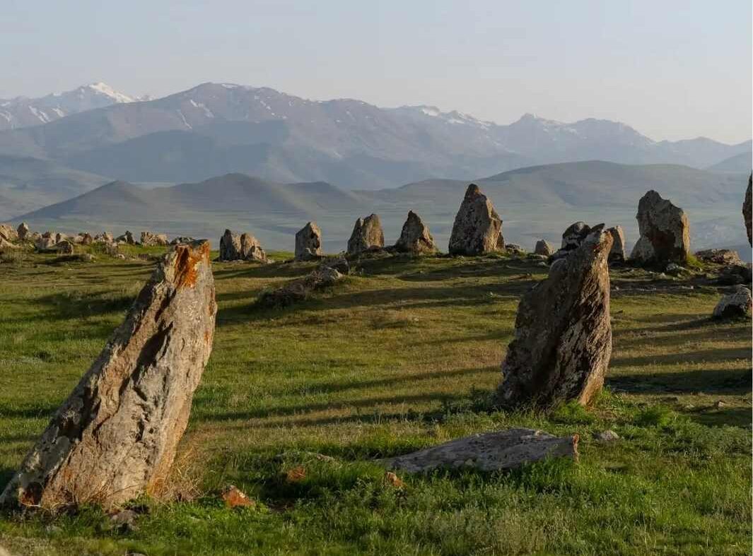 A Armênia é conhecida como o País das Pedras não por causa do significado literal de seu nome, mas por suas paisagens montanhosas e pela abundância de construções históricas feitas em pedra.
