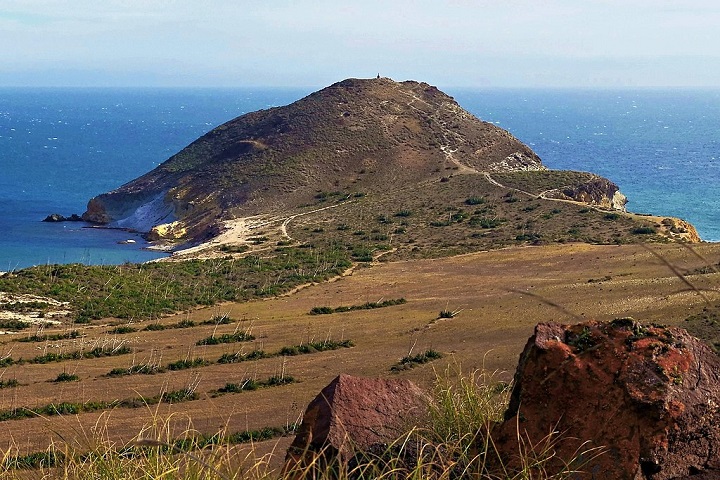 Localizado a cerca de 30 km a leste de Almería, o Parque Natural de Cabo de Gata-Níjar é uma reserva natural de paisagens vulcânicas, enseadas escondidas e biodiversidade marinha.