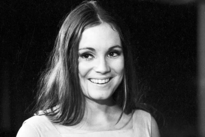 Com a crise financeira que levou ao fim da TV Excelsior, ela foi dispensada e, ainda em 1969, foi para a Rede Globo, onde protagonizou Véu de Noiva. 