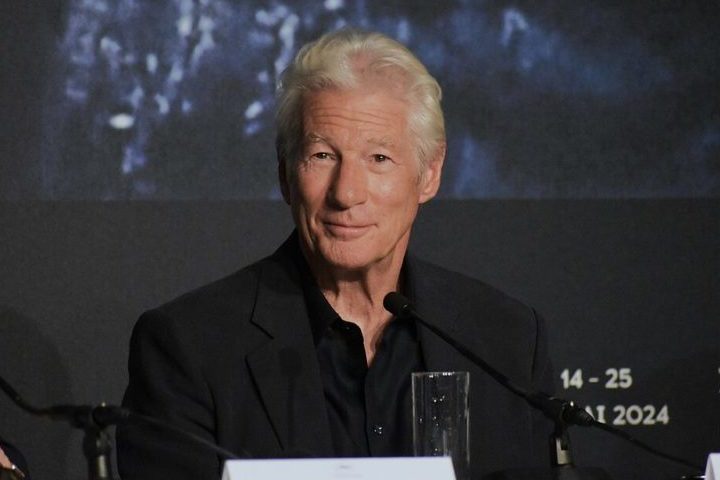 Natural da Filadélfia, Pensilvânia, Richard Gere nasceu em 31 de agosto de 1949. Com uma carreira consolidada, Gere se tornou um ícone — e galã — do cinema, especialmente nas décadas de 1980 e 1990.