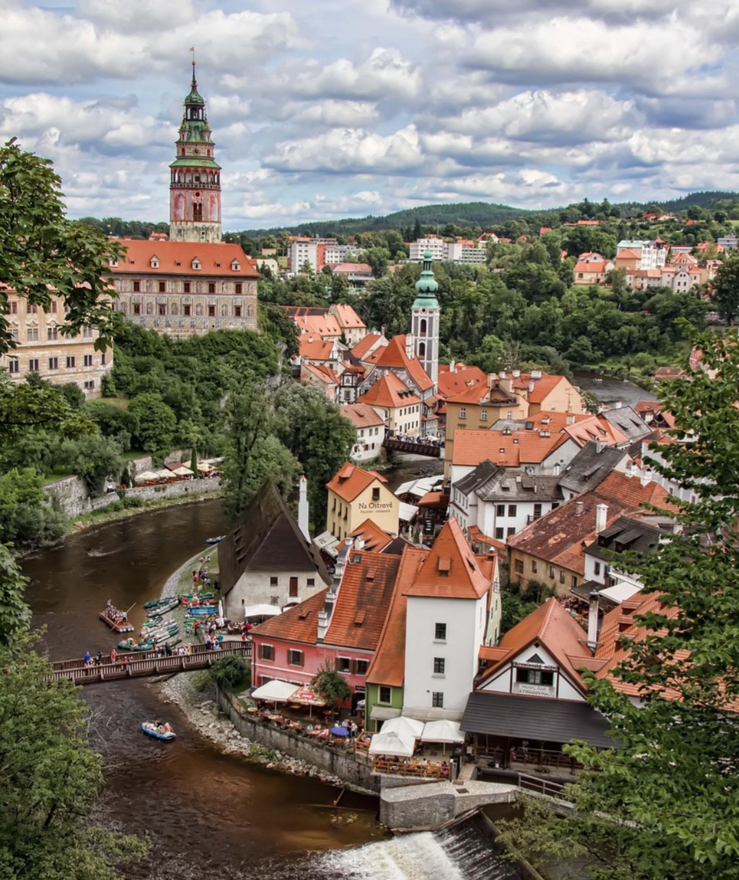 Seu encanto reside justamente na harmonia entre história, natureza e cultura. Český Krumlov não é apenas um lugar bonito: é uma experiência viva da Europa medieval, preservada com carinho e orgulho.