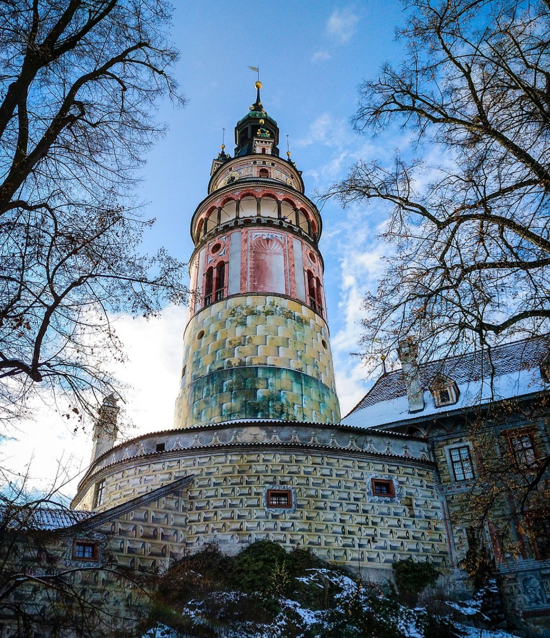 Ao longo dos séculos, o castelo foi ampliado por nobres como os Rosenberg e, posteriormente, pelos Schwarzenberg, adquirindo uma aparência majestosa.