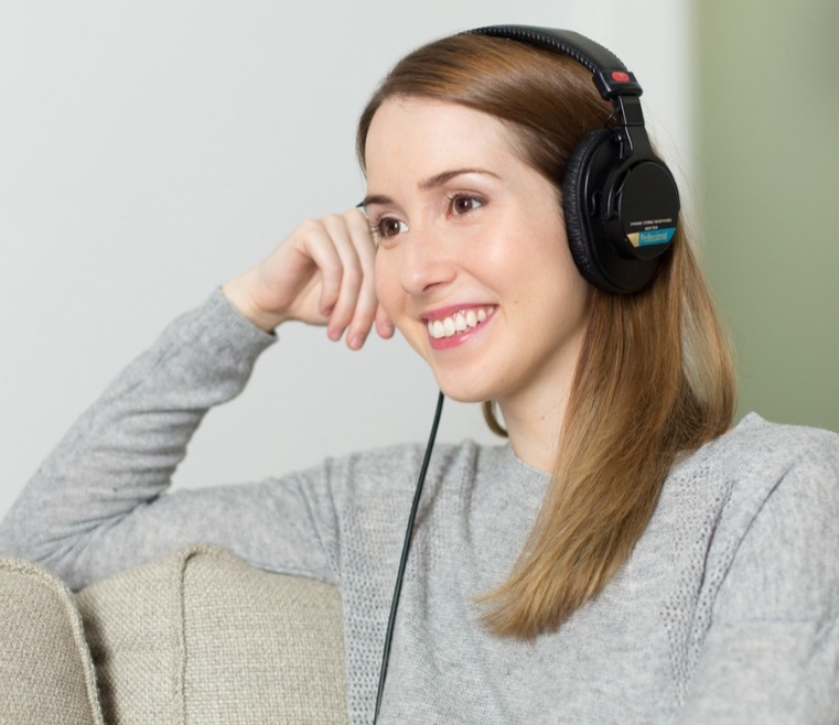 Em pessoas que gostam de música, ouvir uma canção ativa o sistema de recompensa cerebral. Esse circuito libera dopamina, o mesmo neurotransmissor associado ao prazer e à motivação.