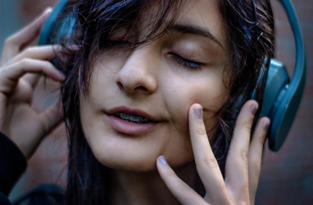 O interesse científico está em entender melhor como o cérebro constrói a sensação de prazer. A música funciona como um modelo ideal para esse tipo de investigação.