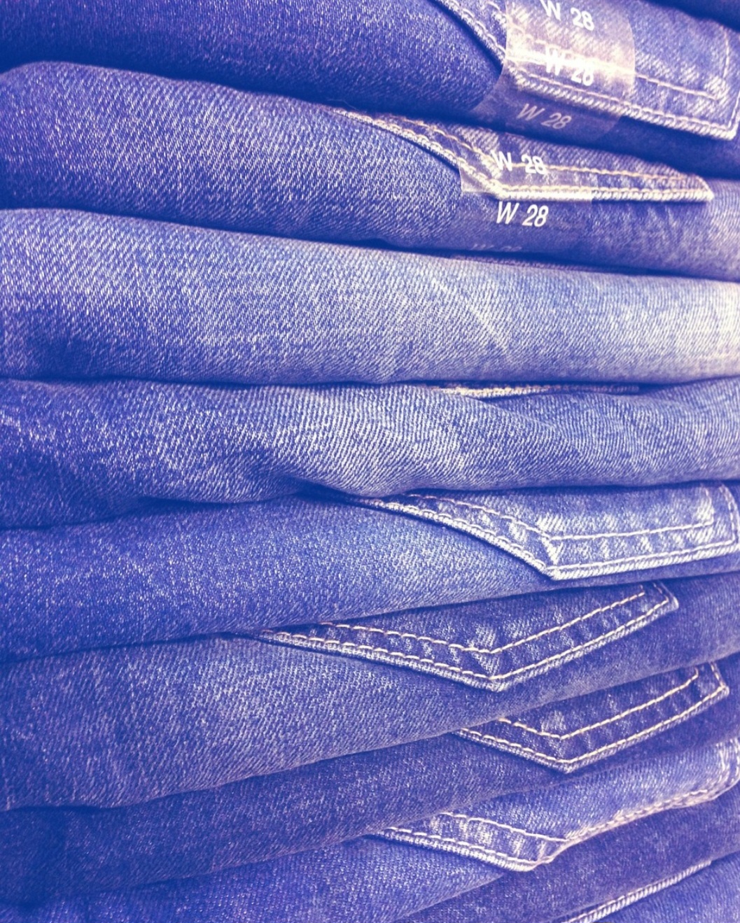 A expansão global do tecido também trouxe questões sociais e ambientais. A produção em larga escala demanda altos volumes de água e o uso de produtos químicos para tingimento, o que abriu espaço para discussões sobre sustentabilidade na moda. 
