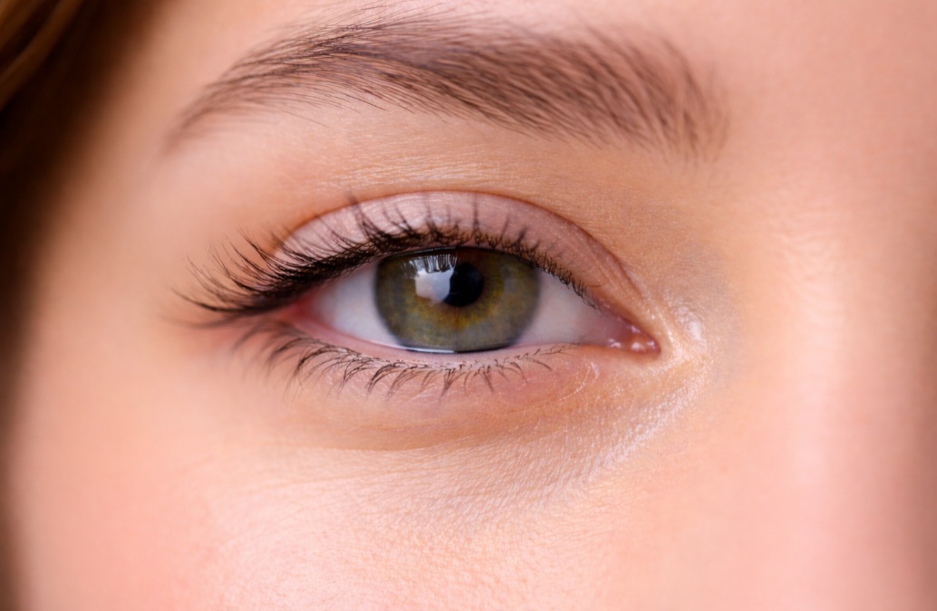 A principal função do piscar é lubrificar os olhos. A lágrima forma uma película protetora que evita o ressecamento e a irritação.