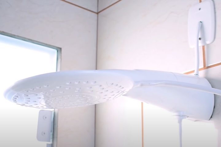 Em 1950, a empresa Light — que hoje em dia fornece energia na cidade do RJ — iniciou a comercialização em larga escala, tornando o equipamento popular no Brasil e, posteriormente, no mundo.