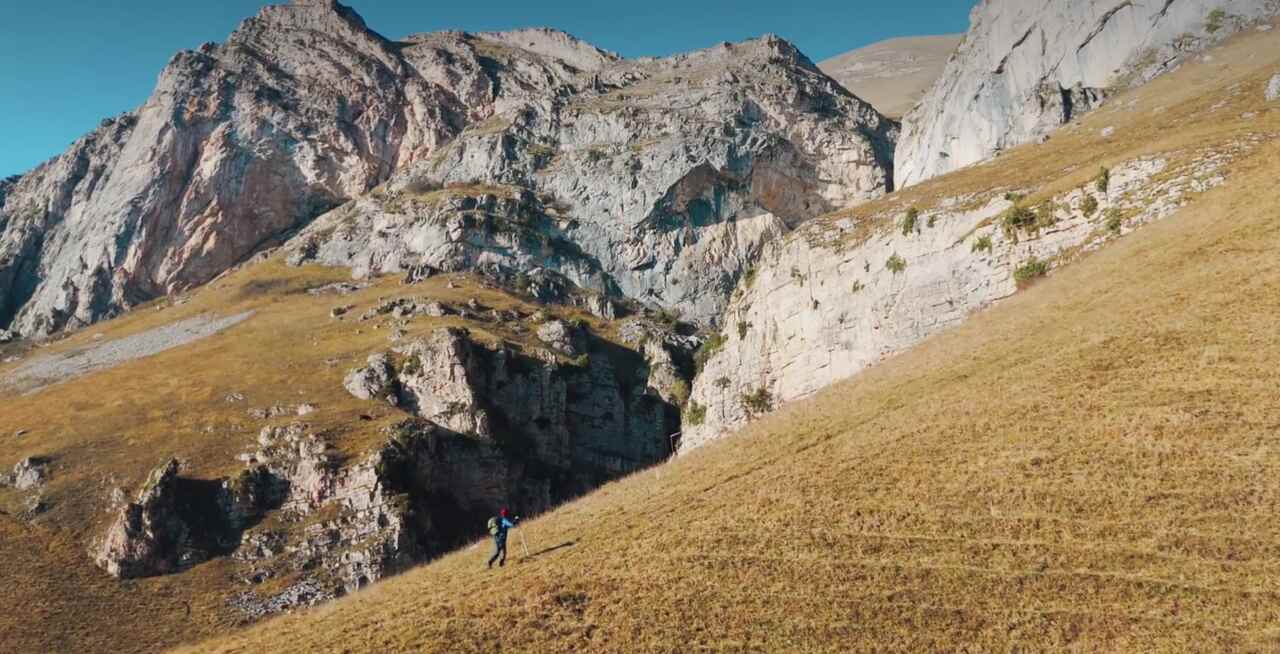 Yerevan é facilmente acessível por voos diretos vindos de várias partes da Europa, do Oriente Médio e da Ásia. Também é possível chegar por terra, atravessando as fronteiras com a Geórgia ou o Irã.