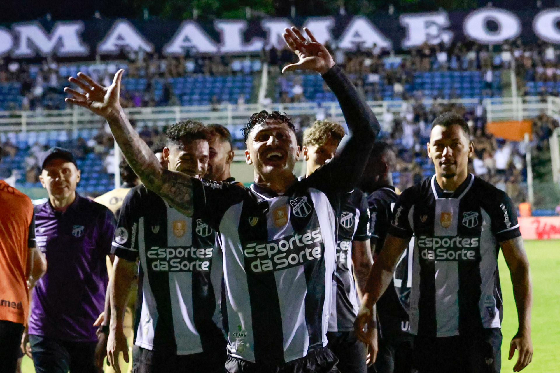 Vina comemora o gol marcado contra o Maranguape (Foto: FCO FONTENELE)