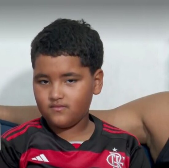 Um menino de 10 anos foi resgatado com vida após passar cerca de oito horas à deriva na Região dos Lagos do Rio de Janeiro. A criança havia sido levada pelo vento e pela correnteza enquanto estava em um caiaque particular.