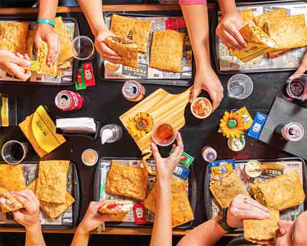 A The Paztel, pastelaria localizada em São Bernardo do Campo (SP), viralizou nas redes sociais com seu inovador rodízio de pastel personalizado, acumulando 2,7 milhões de visualizações em um vídeo publicado no Instagram.