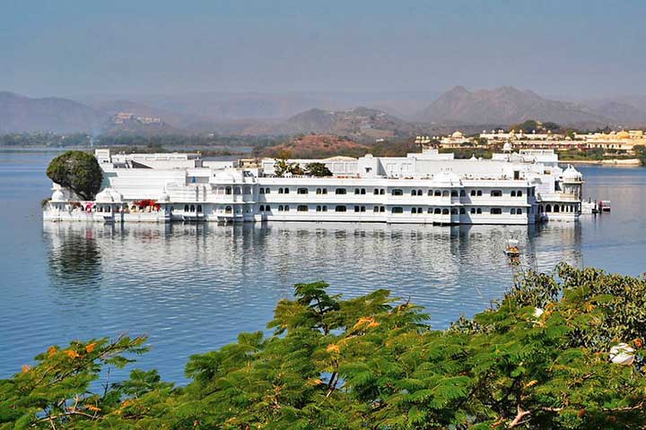 Um hotel de luxo instalado em um palácio de mármore do século 18 com vistas surreais é um dos lugares mais impressionantes da Índia.
