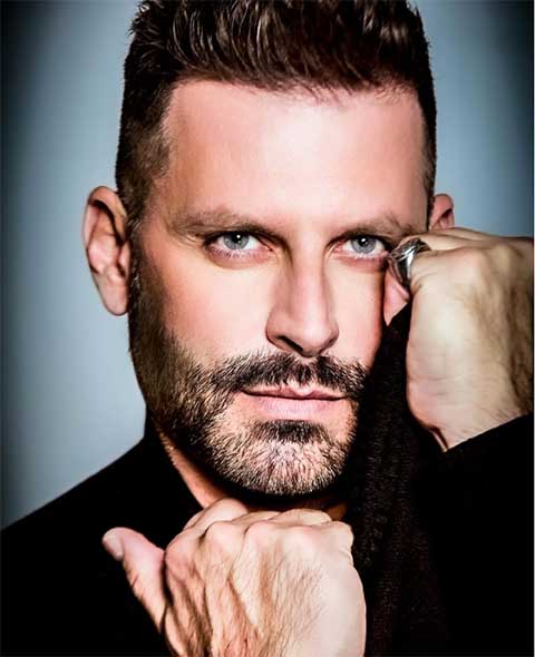 Nascido em 10 de fevereiro de 1978, em São Bernardo do Campo, São Paulo, Henri Castelli iniciou a carreira artística no fim dos anos 1990. 