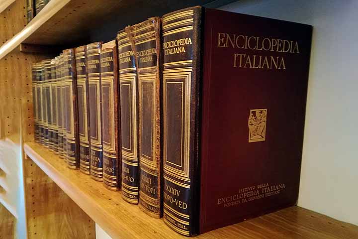 Publicações semelhantes prosperaram em outras línguas e contextos, como a Enciclopedia Treccani na Itália e a Brockhaus na Alemanha.
