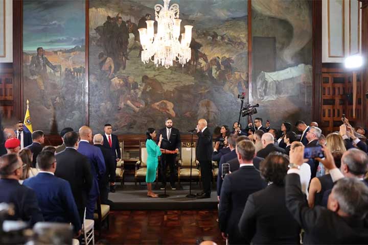 A peça, de cor verde, tinha modelagem justa, mangas compridas, barra assimétrica e punhos com babados, sendo assinada pela grife italiana Chiara Boni La Petite Robe. 
