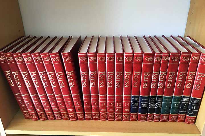 Entre as mais conhecidas está a Enciclopédia Barsa, lançada em 1964 e rapidamente difundida no país. 

