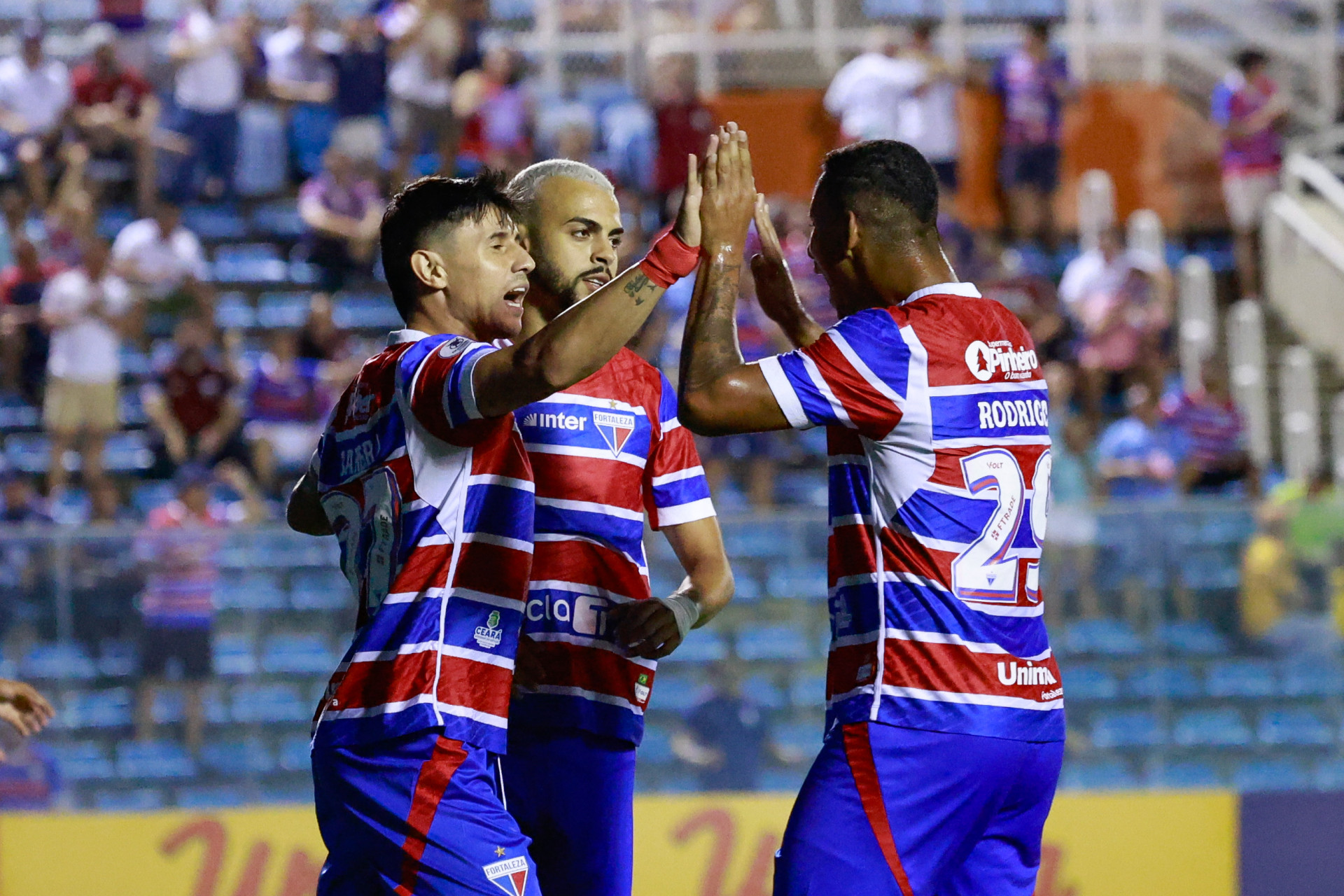 Jogadores do Fortaleza 
comemoram gol diante do Quixadá (Foto: Fco Fontenele)