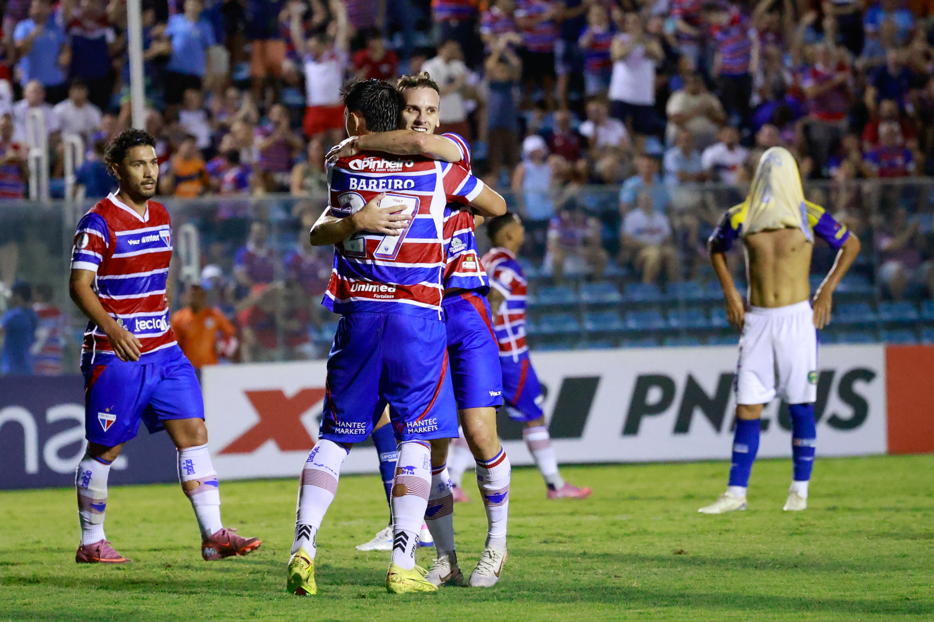 Pochettino abraça Bareiro após marcar gol pelo Fortaleza diante do Quixadá (Foto: Fco Fontenele)