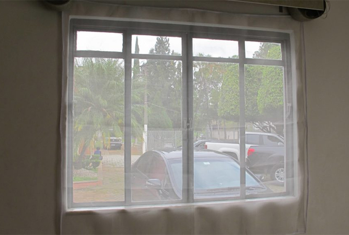 Quem quiser pode instalar telas nas janelas e na varanda para conter os insetos (mas com buracos bem fininhos, por onde não passem os bichos).