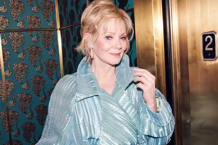 A consagração mais recente veio a partir de 2021, justamente quando passou a protagonizar a série “Hacks”, interpretando uma lendária comediante de Las Vegas em busca de renovação artística. 